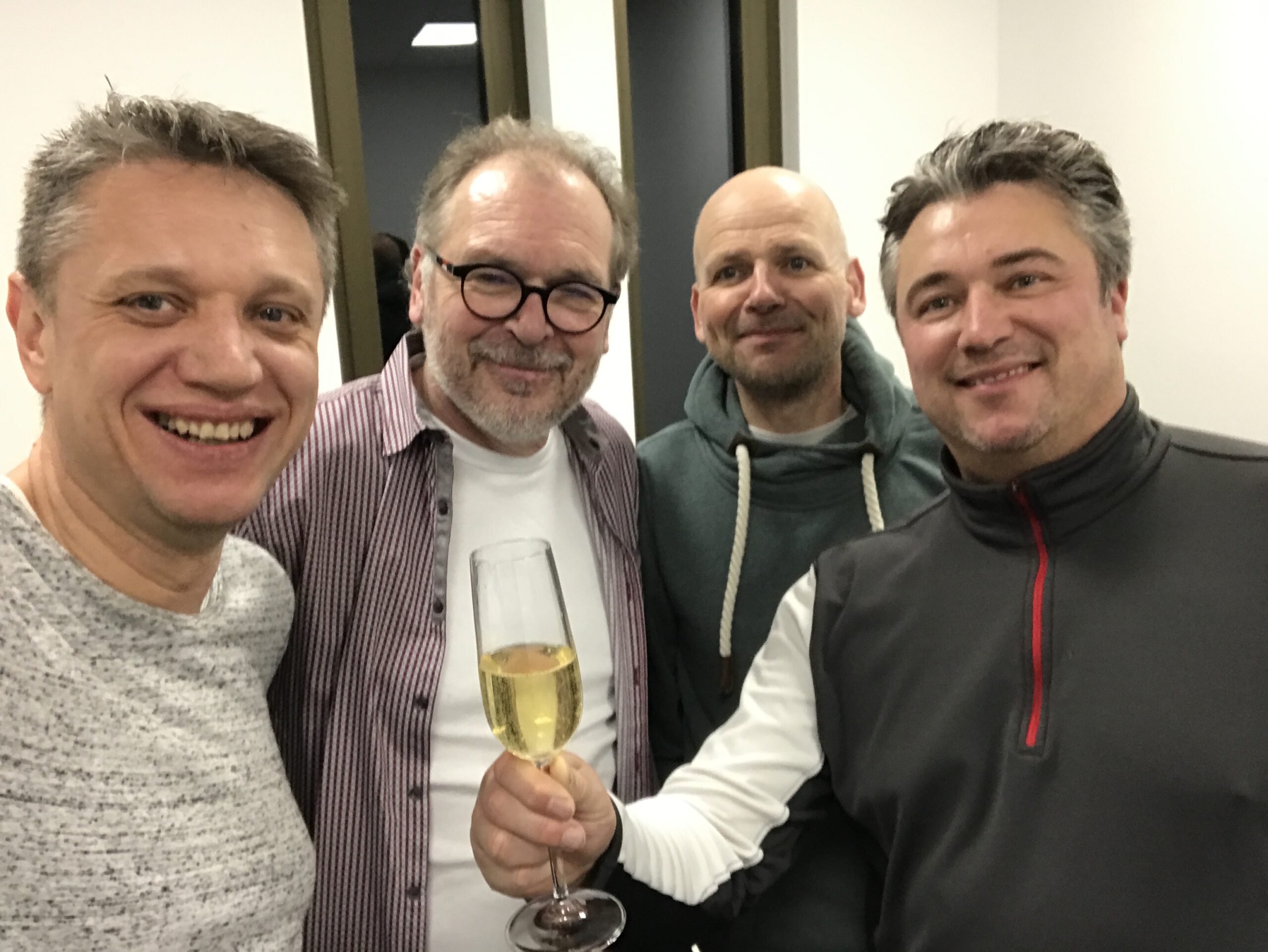 Vier Personen bei der Gründung von SmartConData