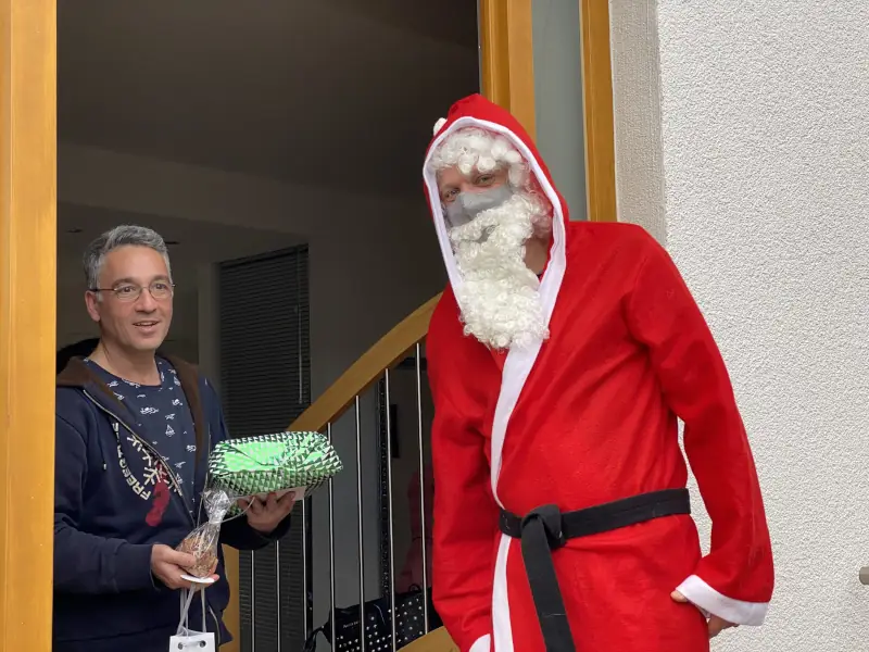 Besuch bei einem Teammitglied von SmartConData: Geschenke an der Haustür und ein Kollege im Weihnachtsmannkostüm