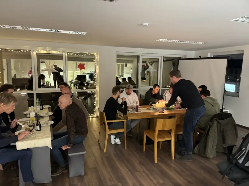 SmartConData-Team bei einem gemeinsamen Adventsessen im Büro