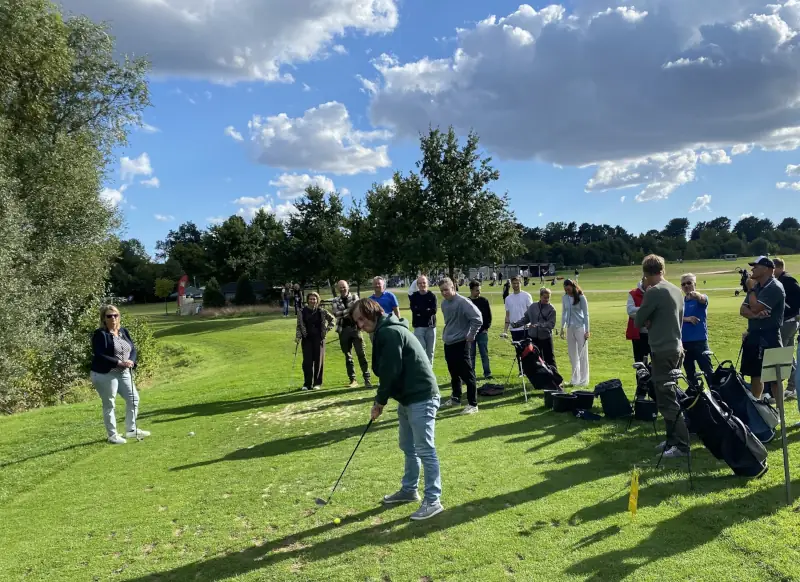 Mitarbeiter beim Golfabschlag auf dem Sommerfest
