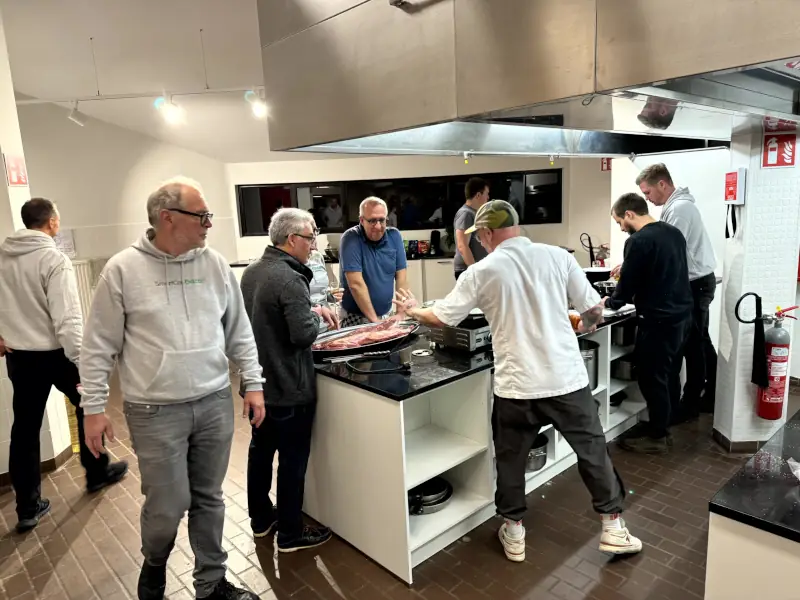 SmartConData-Team beim gemeinsamen Kochen in einer Eventküche