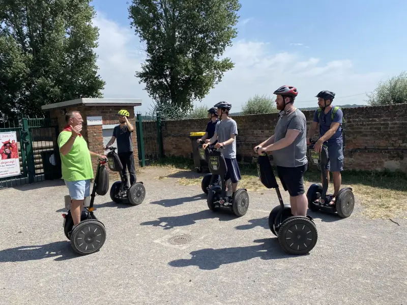 SmartConData-Team beim gemeinsamen Segway-Fahren