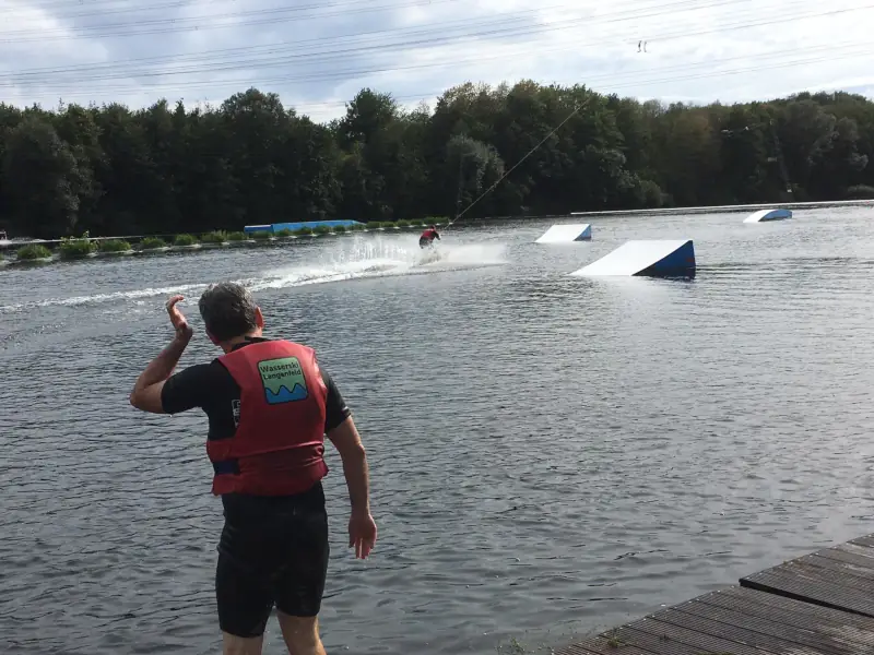 Mitarbeiter beim gemeinsamen Wasserskifahren