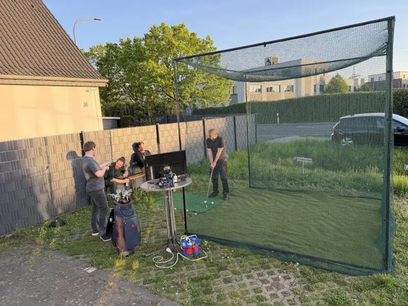 SmartConData-Team beim Abschlagüben während eines Grillabends