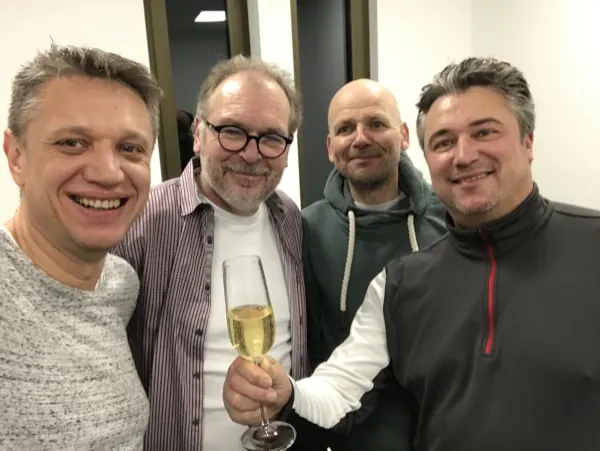 Vier Personen bei der Gründung von SmartConData