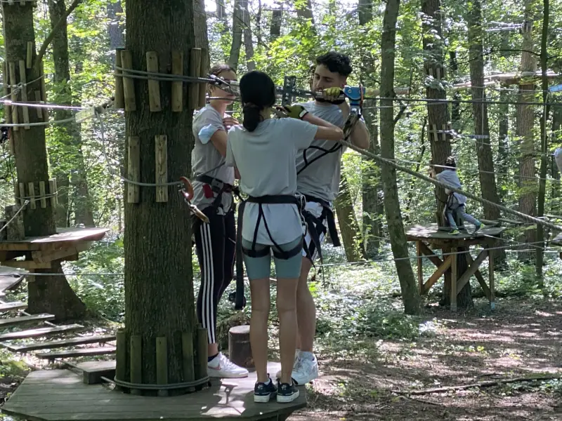 SmartConData-Team gemeinsam im Kletterwald