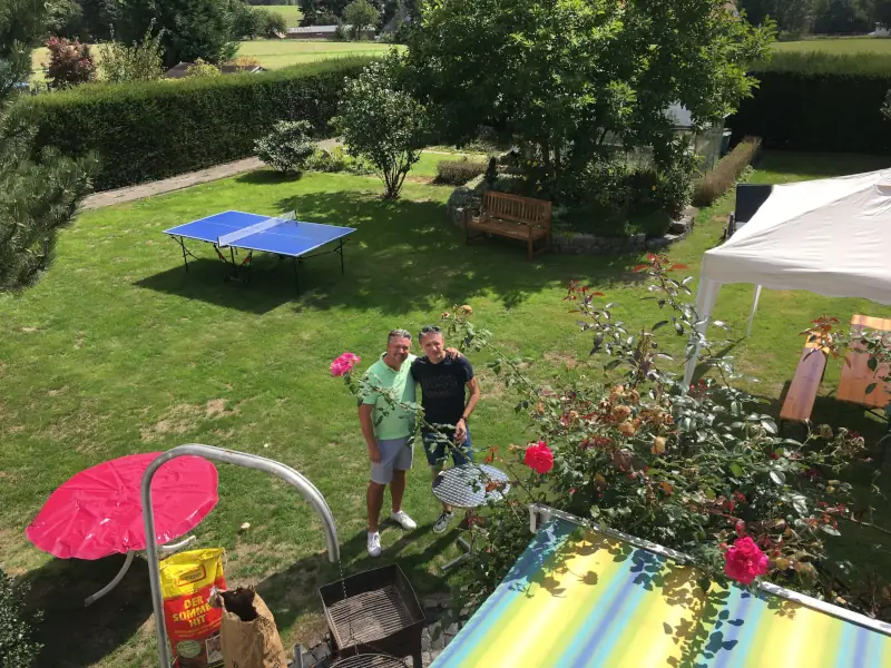 Zwei Management-Mitglieder bei den Vorbereitungen für ein Sommerfest im Garten